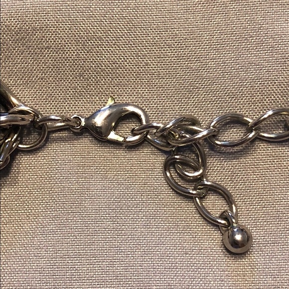 Vera Wang Fleur De Lis Necklace EUC - Picture 4 of 4